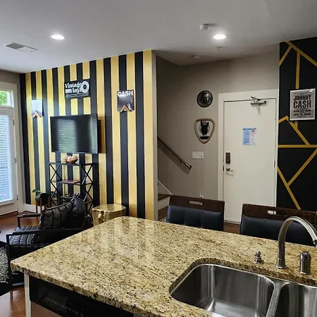 The Johnny Cash - Music Row District - Free Garage Parking - King Bed *