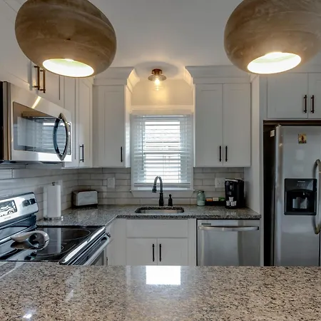 Apartment Steps From Hillsboro Village, Downtown 9 Mins Away