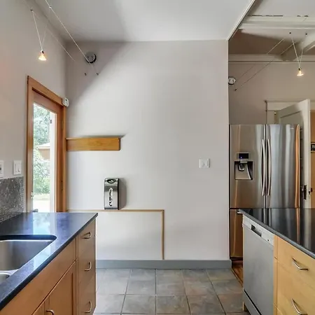 The Hummingbird Retreat By Local Apartment *