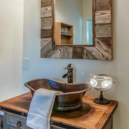 Rustic Walkable To Music Row! By Local Apartment
