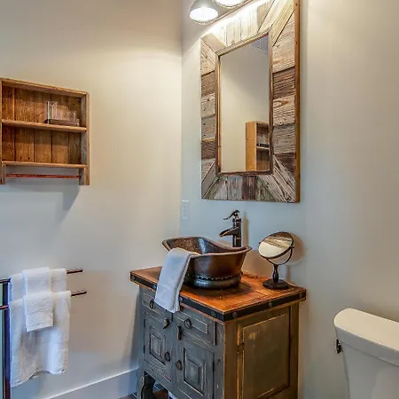Rustic Walkable To Music Row! By Local Apartment *