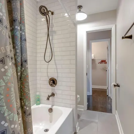 Apartment Steps From Hillsboro Village, Downtown 9 Mins Away Nashville