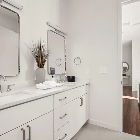 The Crescendo - On Music Row Apartment *