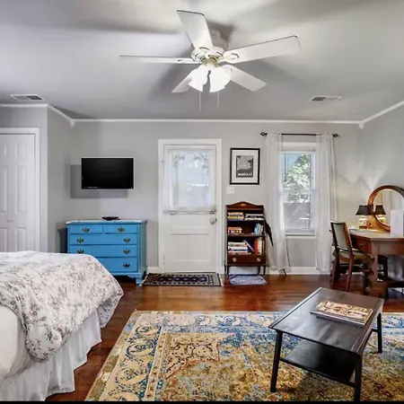 Peaceful Private Cottage, Walk To Park & 5 Mins To Downtown Guest house
