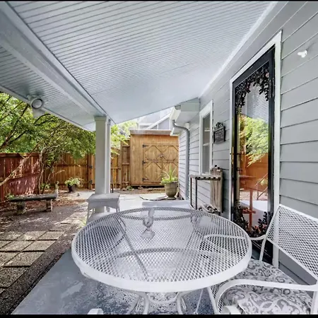 Peaceful Private Cottage, Walk To Park & 5 Mins To Downtown