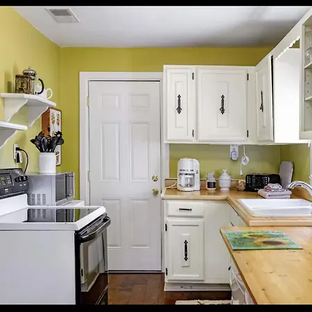 Peaceful Private Cottage, Walk To Park & 5 Mins To Downtown 4*