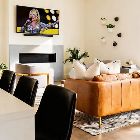 Nash Chic Near Dt Rooftop Luxe Comfort Holiday home *