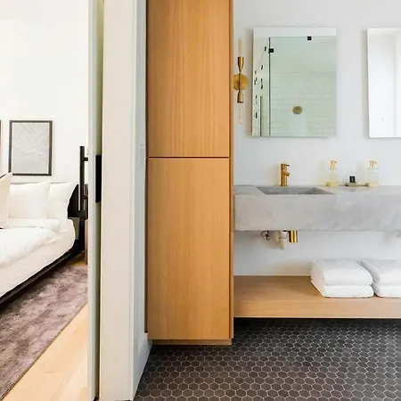 Nash Chic Near Dt Rooftop Luxe Comfort Holiday home *