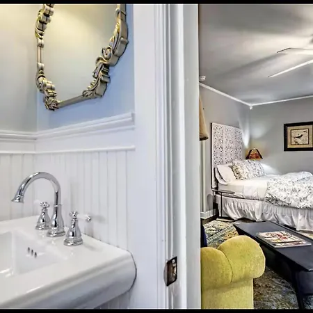 Guest house Peaceful Private Cottage, Walk To Park & 5 Mins To Downtown 4*