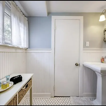 Guest house Peaceful Private Cottage, Walk To Park & 5 Mins To Downtown Nashville