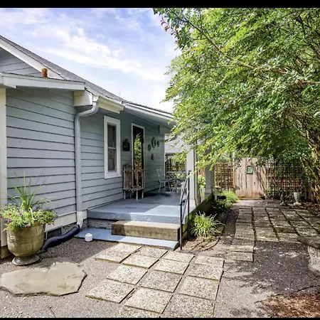 Peaceful Private Cottage, Walk To Park & 5 Mins To Downtown 4*