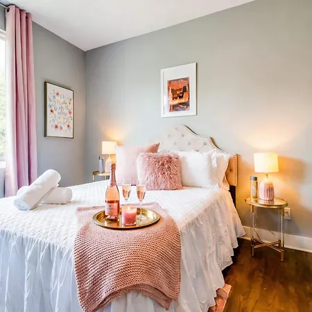 Holiday home New Dollys Dream 12 Beds Downtown Nash Opry Karaoke Nashville