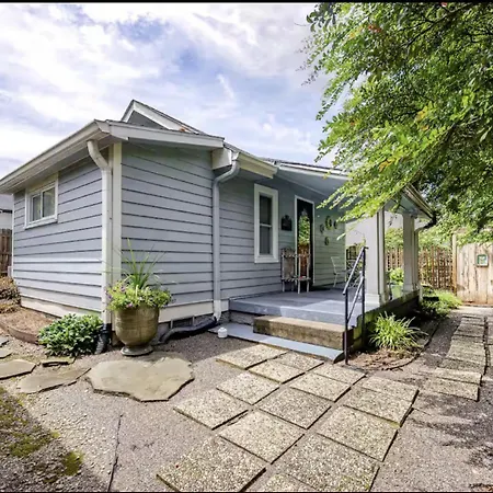 Guest house Peaceful Private Cottage, Walk To Park & 5 Mins To Downtown 4*