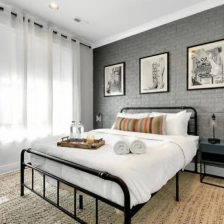 Lux Retreat 12 Beds Games Bar Nashville