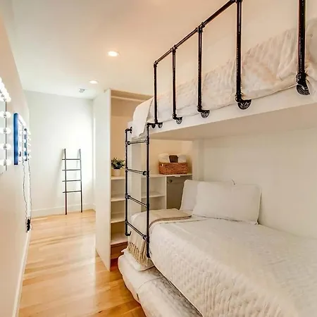 Close To The Gulch - Book Today * Nashville