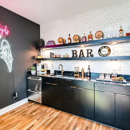 Luxury Retreat: Rooftop Hot Tub Double Deck & Game