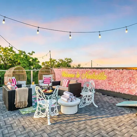 Luxury Retreat: Rooftop Hot Tub Double Deck & Game Holiday home *