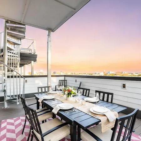 Luxury Retreat: Rooftop Hot Tub Double Deck & Game