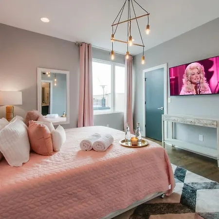 King & Queen 2 Homes - 24 Beds Views * Nashville