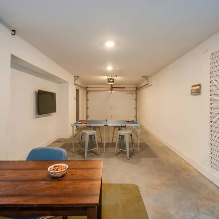 King & Queen 2 Homes - 24 Beds Views
