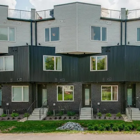 King & Queen 2 Homes - 24 Beds Views