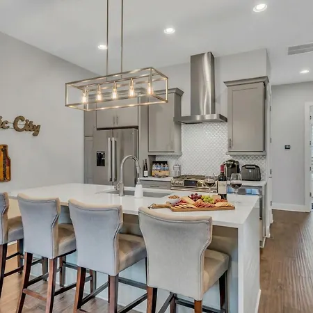New Luxe 4br 12 Beds - Roofdeck Views - Chefs Kitchen * Nashville