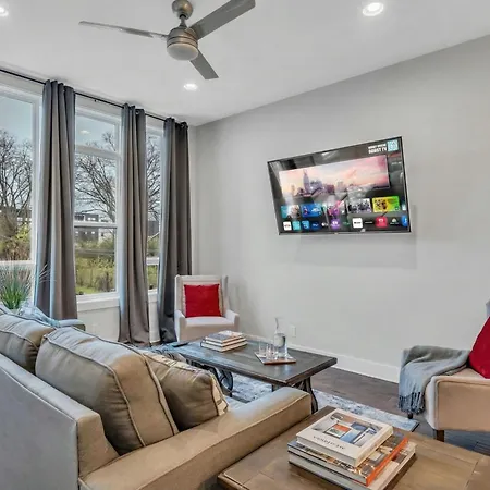 New Luxe 4br 12 Beds - Roofdeck Views - Chefs Kitchen Holiday home