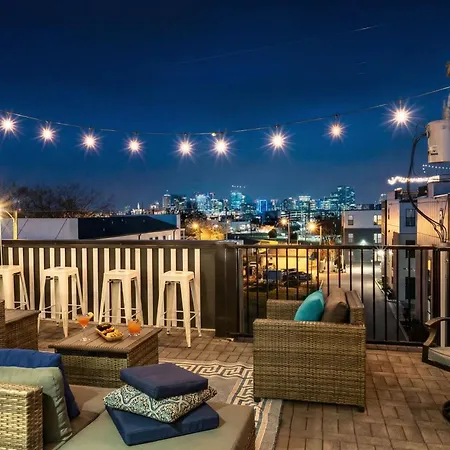 New Luxe 4br 12 Beds - Roofdeck Views - Chefs Kitchen Holiday home Nashville