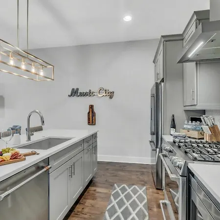 Holiday home New Luxe 4br 12 Beds - Roofdeck Views - Chefs Kitchen Nashville