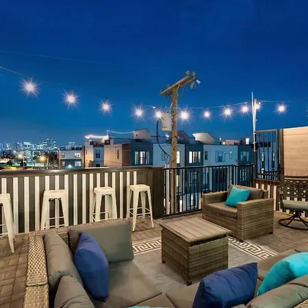 New Luxe 4br 12 Beds - Roofdeck Views - Chefs Kitchen Holiday home Nashville