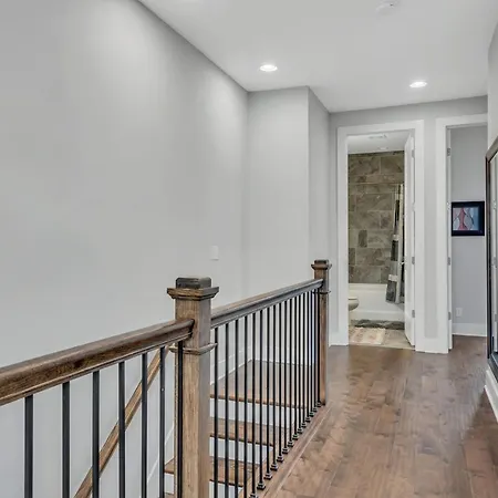 New Luxe 4br 12 Beds - Roofdeck Views - Chefs Kitchen *