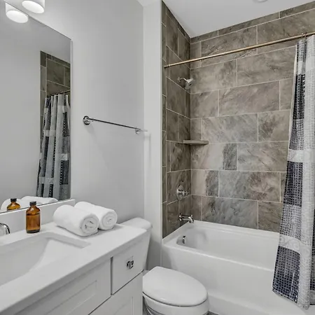 New Luxe 4br 12 Beds - Roofdeck Views - Chefs Kitchen Nashville