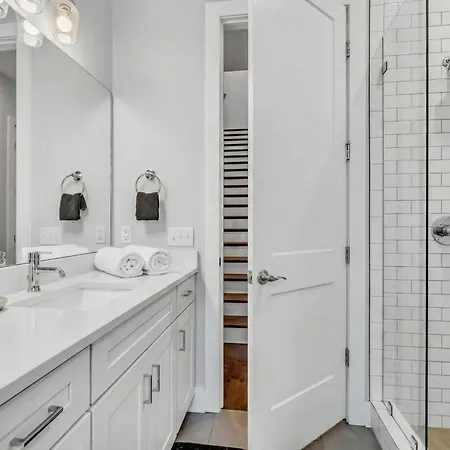 New Luxe 4br 12 Beds - Roofdeck Views - Chefs Kitchen Holiday home Nashville