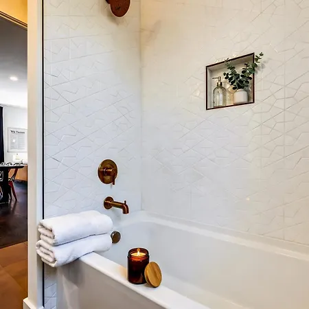 New Nash Eras - 15 Beds - Hot Tub On Rooftop Deck Holiday home