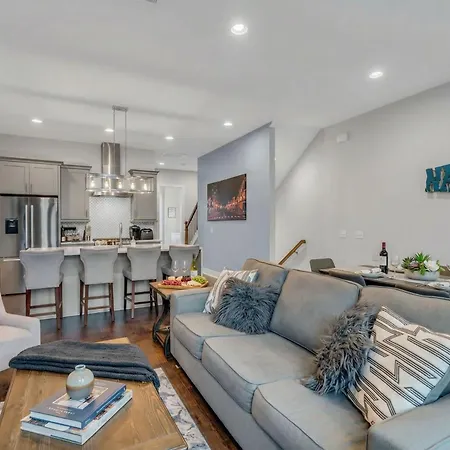 New Luxe 4br 12 Beds - Roofdeck Views - Chefs Kitchen