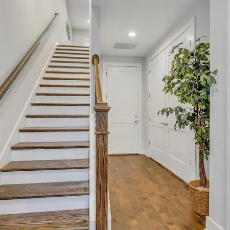 New Luxe 4br 12 Beds - Roofdeck Views - Chefs Kitchen Holiday home Nashville