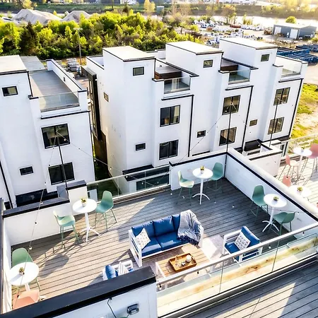 Holiday home New Nash Eras - 15 Beds - Hot Tub On Rooftop Deck *