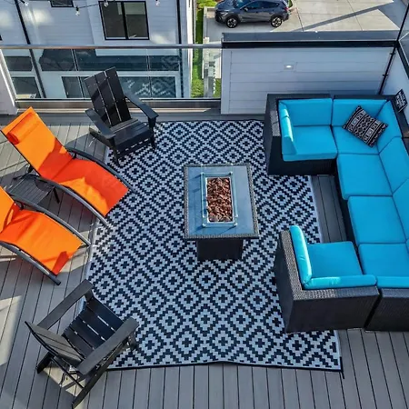 New We Roll Rooftop - Hot Tub With Views - 13 Beds Holiday home