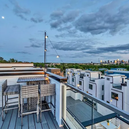 New We Roll Rooftop - Hot Tub With Views - 13 Beds Holiday home Nashville