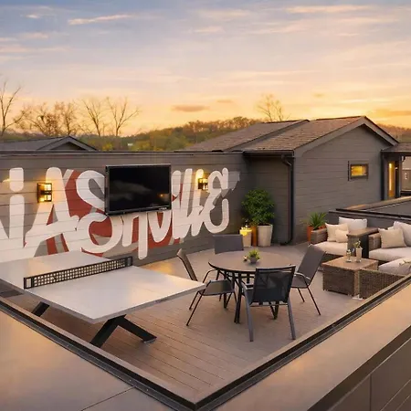 Stylish Multi-level Retreat Rooftop & Pool Table Holiday home Nashville