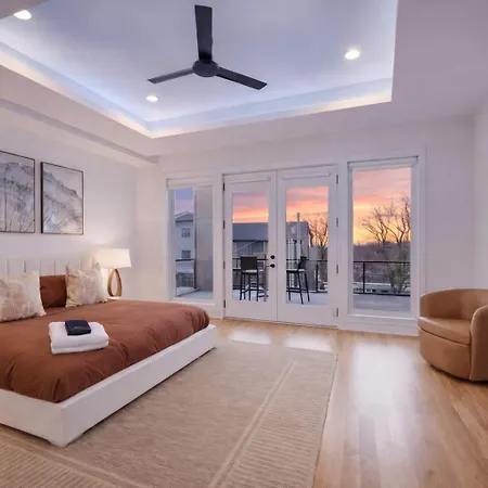 Stylish Multi-level Retreat Rooftop & Pool Table *
