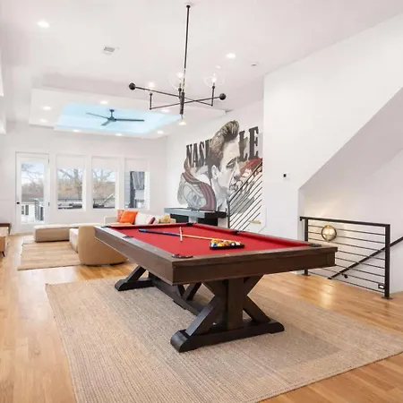 Stylish Multi-level Retreat Rooftop & Pool Table Holiday home