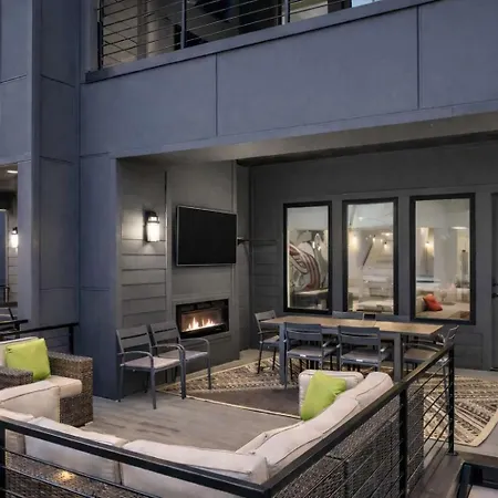 Holiday home Stylish Multi-level Retreat Rooftop & Pool Table *