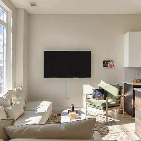 Newly Built 4bdr Townhome W Balcony Minutes To Broadway Lischey By Avantstay Holiday home *