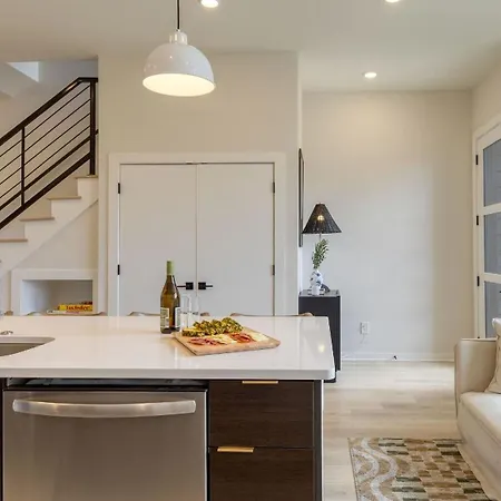 Newly Built 4bdr Townhome W Balcony Minutes To Broadway Lischey By Avantstay Holiday home Nashville