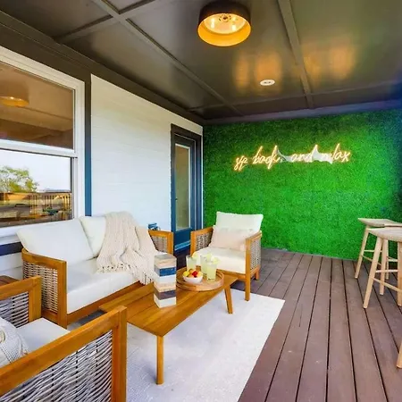 Holiday home Luxe Pool Hot Tub & Game Downtown *