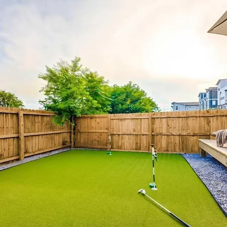 Holiday home Luxe Pool Hot Tub & Game Downtown *