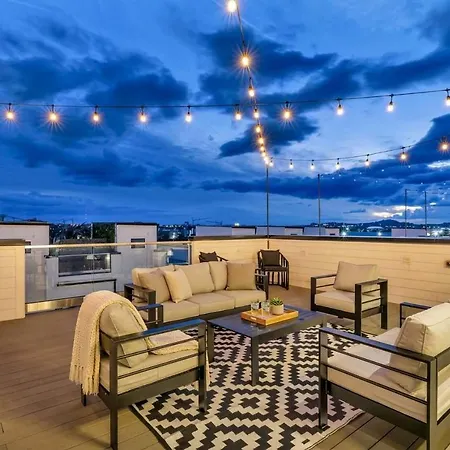 Double Rooftop Decks Hot Tub Karaoke Holiday home *