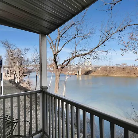 Riverfront Charm - A Scenic Downtown For 6 Holiday home *