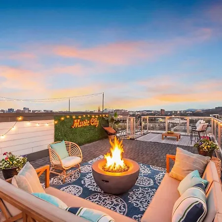 Rooftop Downtown Views - Bluebird Karaoke Holiday home *